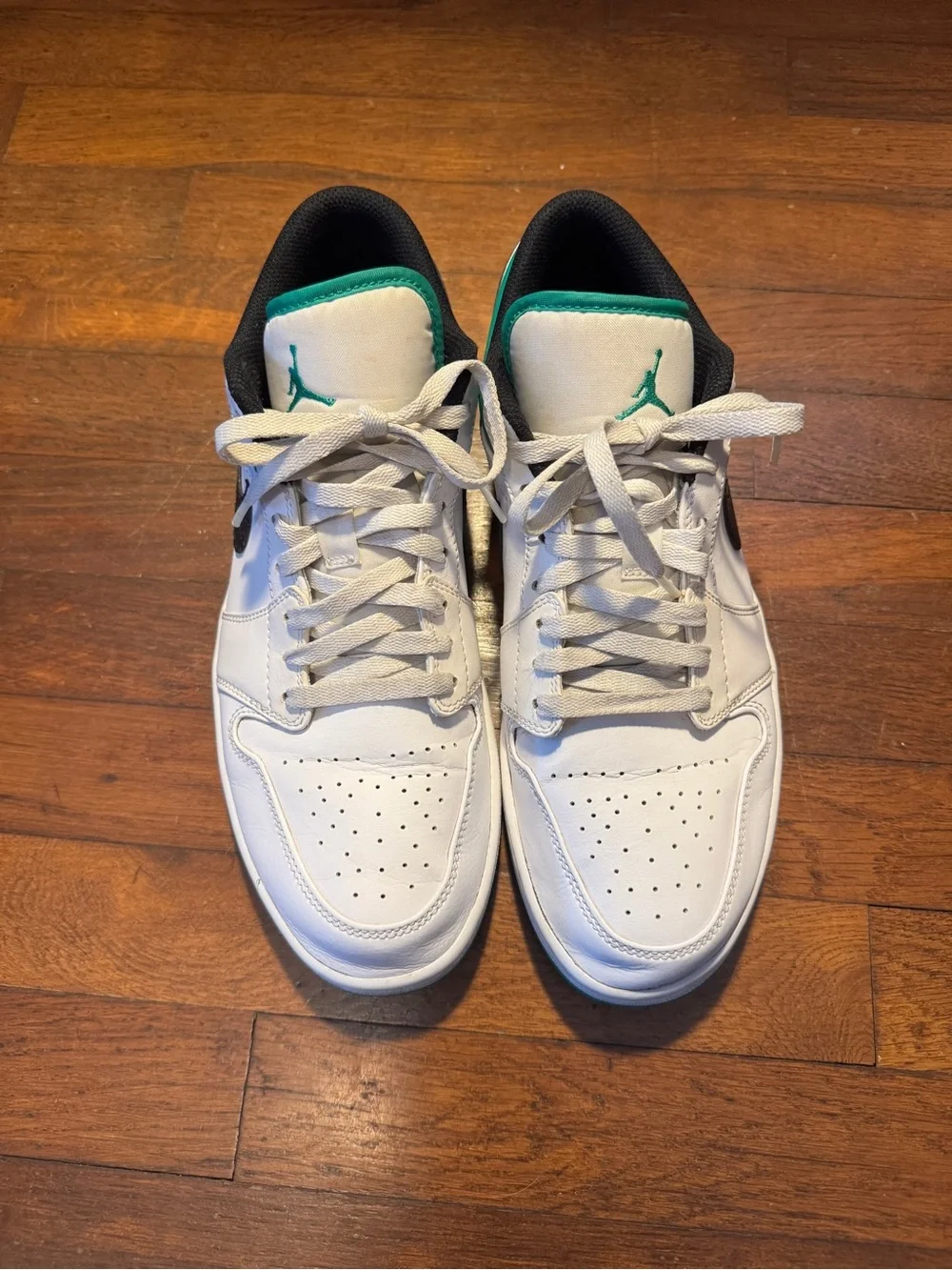 Jordan 1 Lows in Green and White - Picture 5 of 8